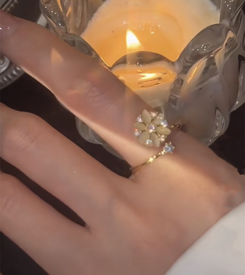 Stylish Ladies Fashion Opal Spinning Flower Ring - Elegant Jewelry Accessory - Image 3