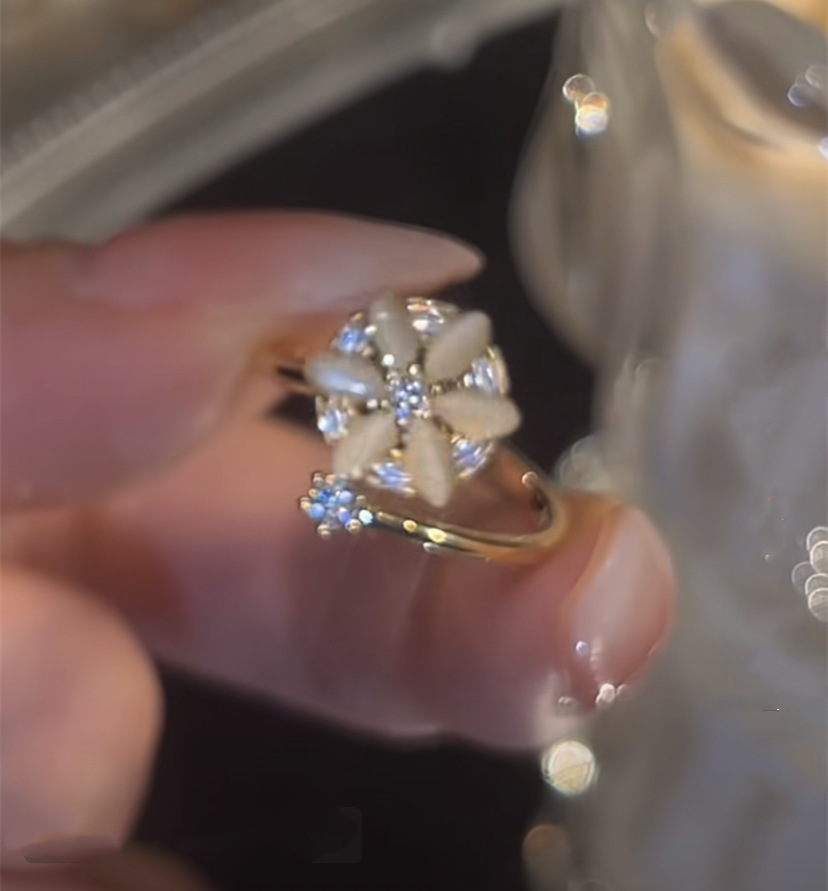 Stylish Ladies Fashion Opal Spinning Flower Ring - Elegant Jewelry Accessory - Image 4