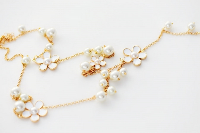 Five Petal Pearl Flower Sweater Chain - Elegant Accessory for Any Outfit