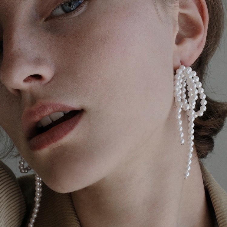 Chic Silver Woven Earrings with Elegant Bowknot and Pearl Accents - Image 4