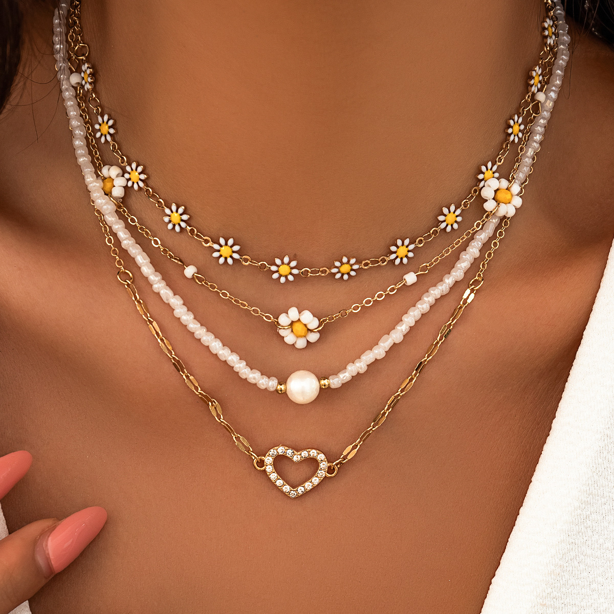 Stylish Women's Pearl Little Daisy Suit Necklace for Elegant Looks - Image 9