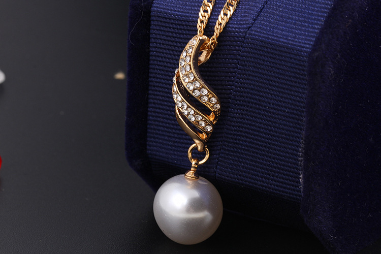 Elegant Pearl Stud Necklace Set for Timeless Style and Sophistication - Image 4