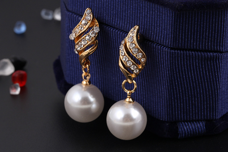 Elegant Pearl Stud Necklace Set for Timeless Style and Sophistication - Image 5