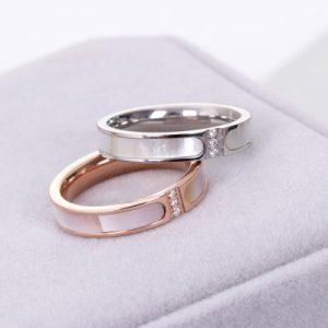 Stylish Three-Diamond Inlaid Shell Ring - Elegant Fashion Jewelry