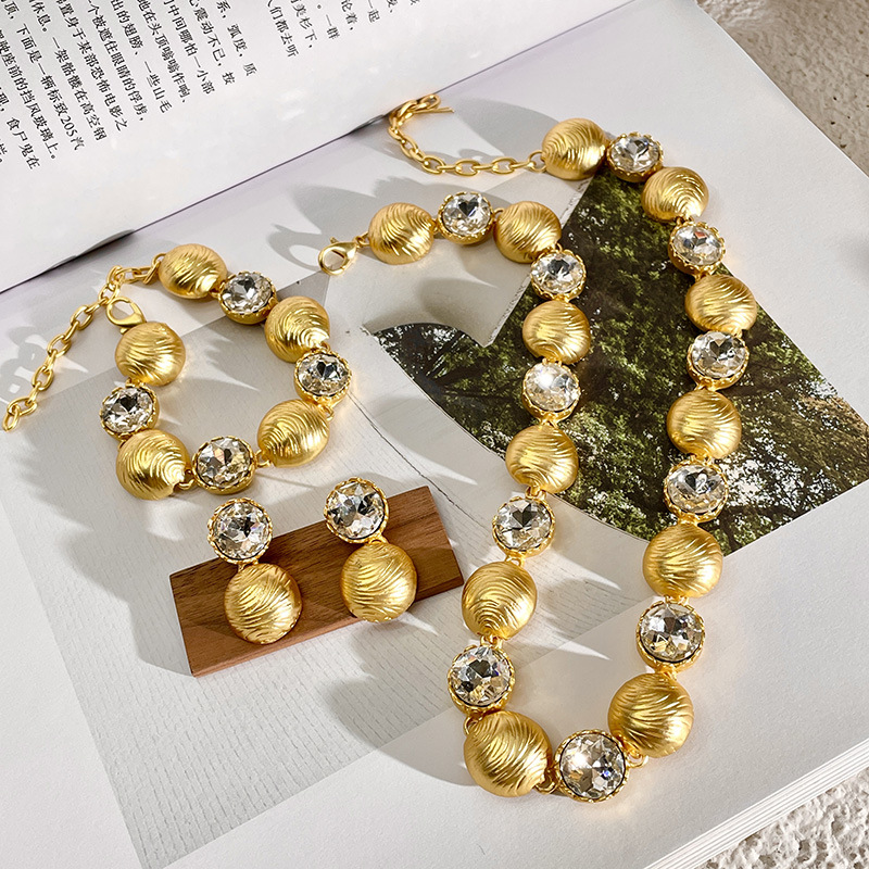 Elegant Women's Light Luxury Gold Necklace - Middle-Ancient Clavicle Chain - Image 3