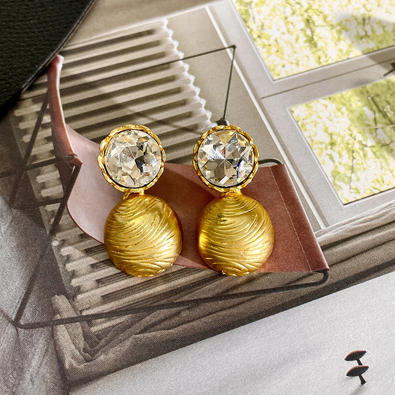 Elegant Women's Light Luxury Gold Necklace - Middle-Ancient Clavicle Chain - Image 6