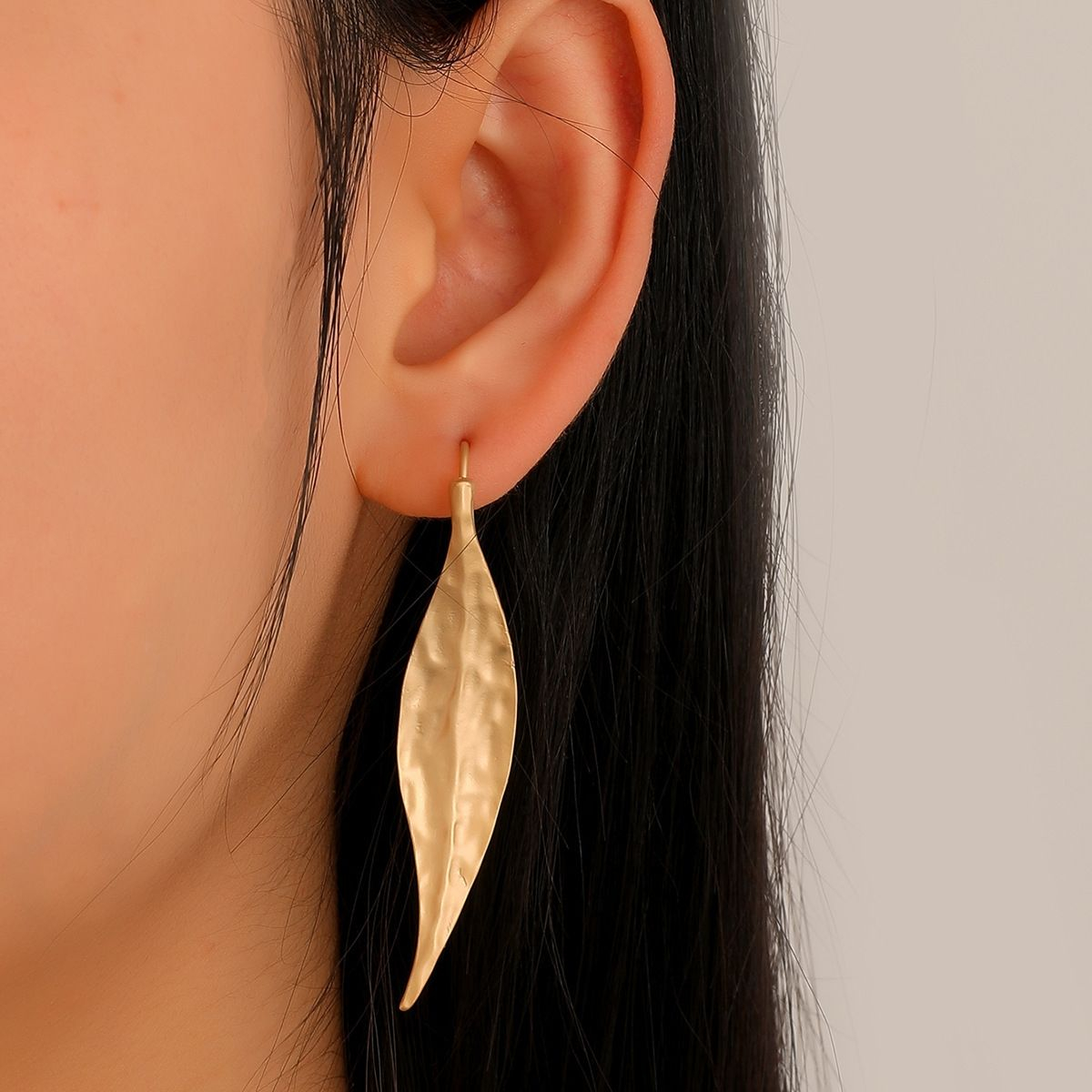 European and American Stylish Leaf Ear Hook – Unique Personality Accessory