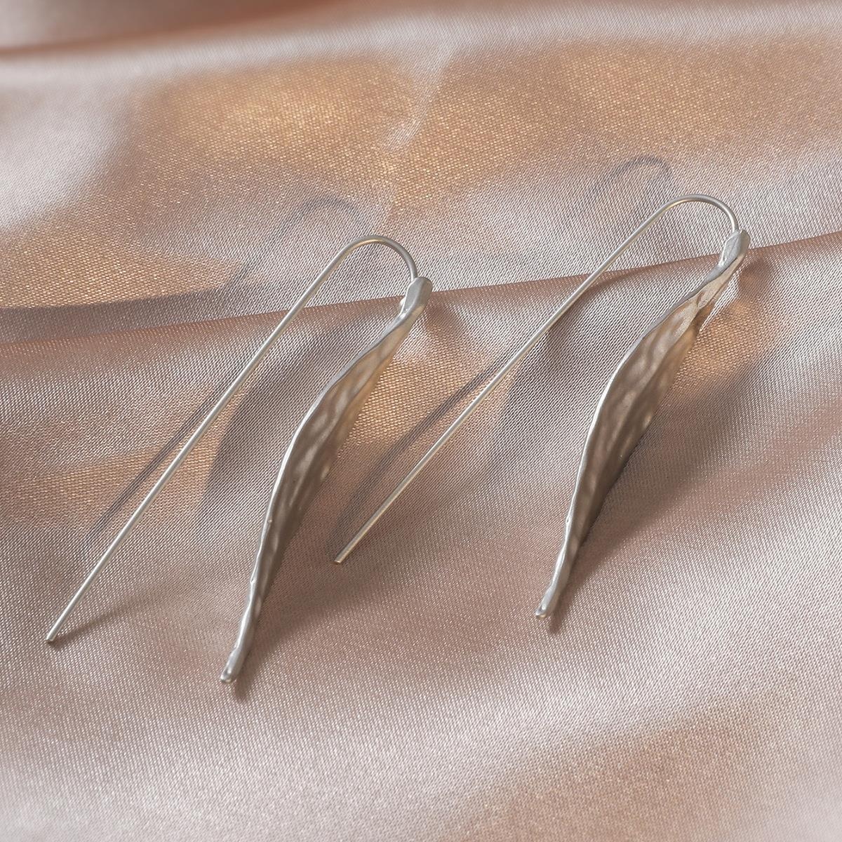 European and American Stylish Leaf Ear Hook – Unique Personality Accessory - Image 3