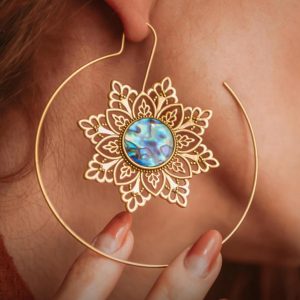 Elegant Hollow-Out High-Quality Floral Design Lightweight Luxury Earrings