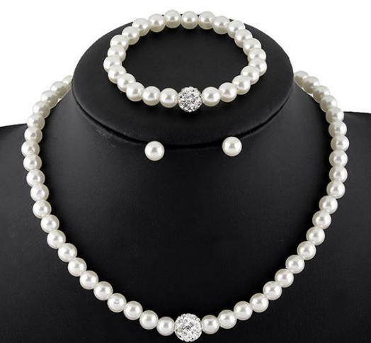 Elegant Pearl Necklace - Timeless Jewelry for Every Occasion - Image 2