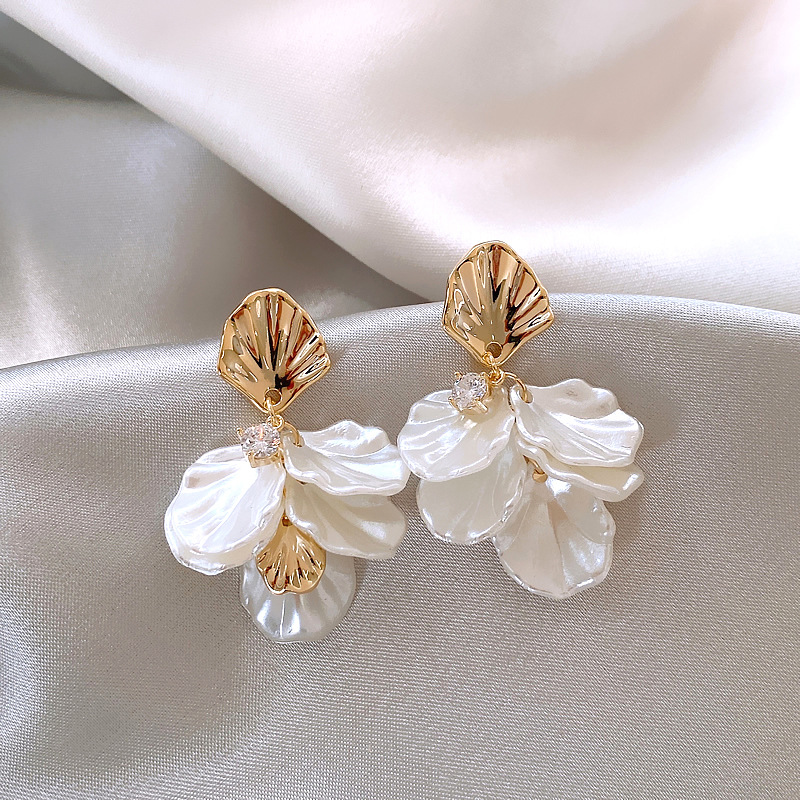 Chic Versatile Elegant Flower Stud Earrings for Every Occasion - Image 3