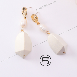 Stylish Vintage Geometric Metal Pearl Asymmetric Earrings - Personalized Design