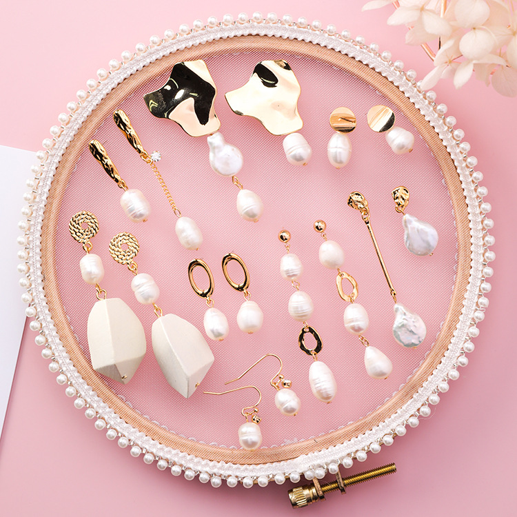 Stylish Vintage Geometric Metal Pearl Asymmetric Earrings - Personalized Design - Image 6