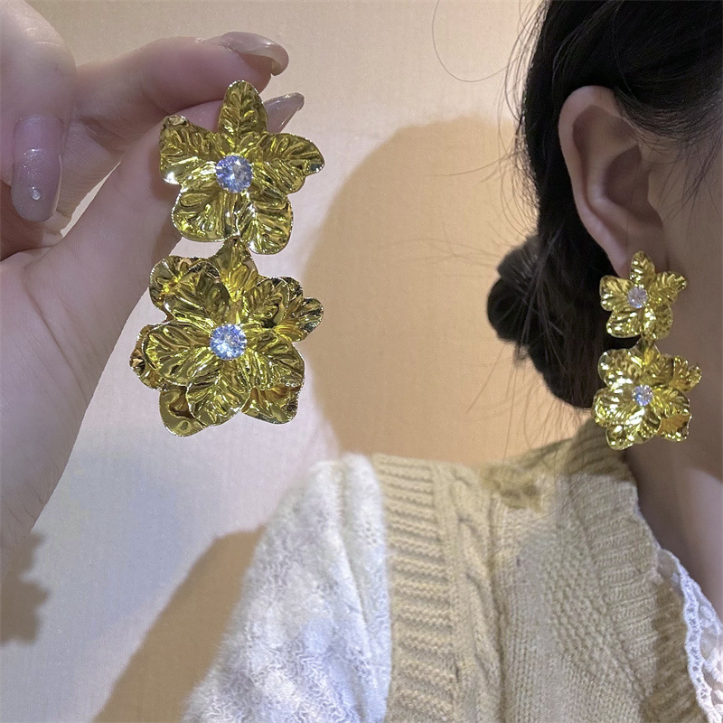 Vintage-Inspired Flower Pearl Stud Earrings | Unique Design for Every Occasion - Image 3