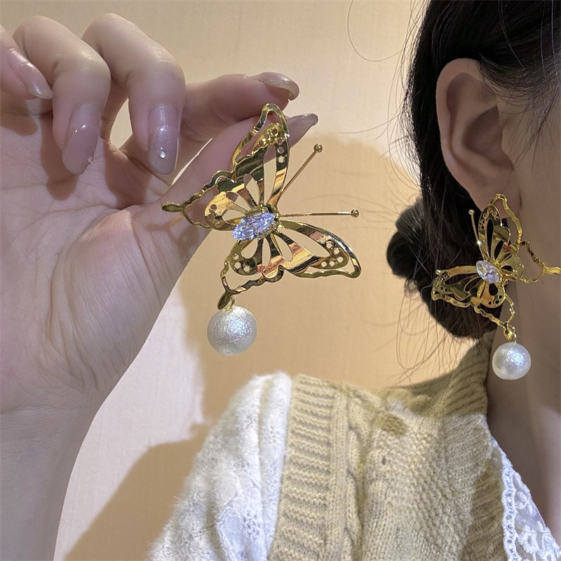 Vintage-Inspired Flower Pearl Stud Earrings | Unique Design for Every Occasion - Image 4