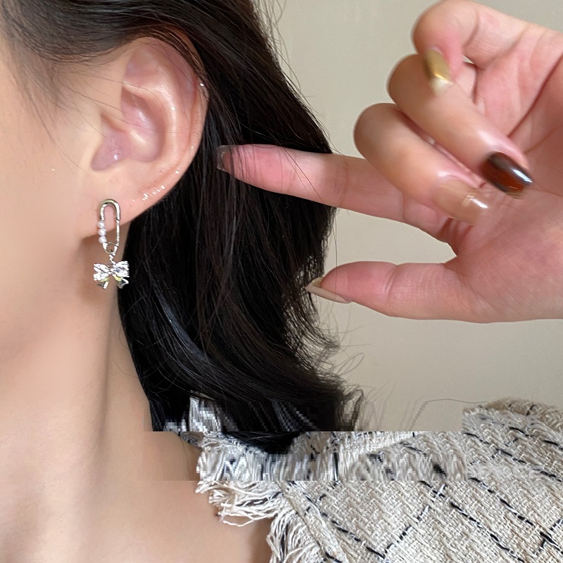Charming Sweet Cool Bow Stud Earrings with Elegant Pearl Pin Design - Image 4
