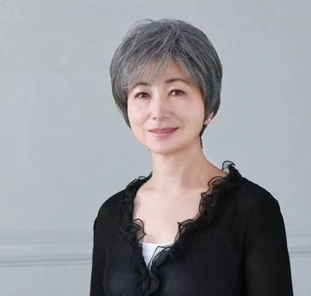 Women's Short Straight Top Wigs - Mixed Human Hair in White Floral Design - Image 3