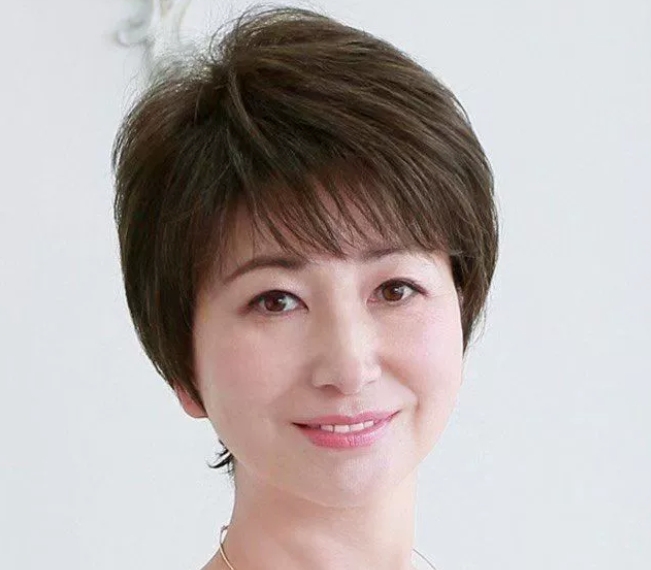 Women's Short Straight Top Wigs - Mixed Human Hair in White Floral Design - Image 5