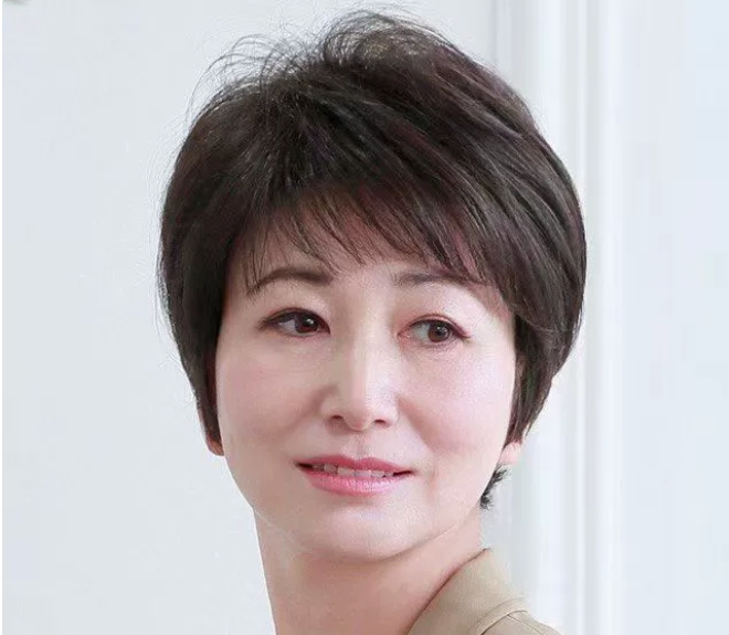 Women's Short Straight Top Wigs - Mixed Human Hair in White Floral Design - Image 6