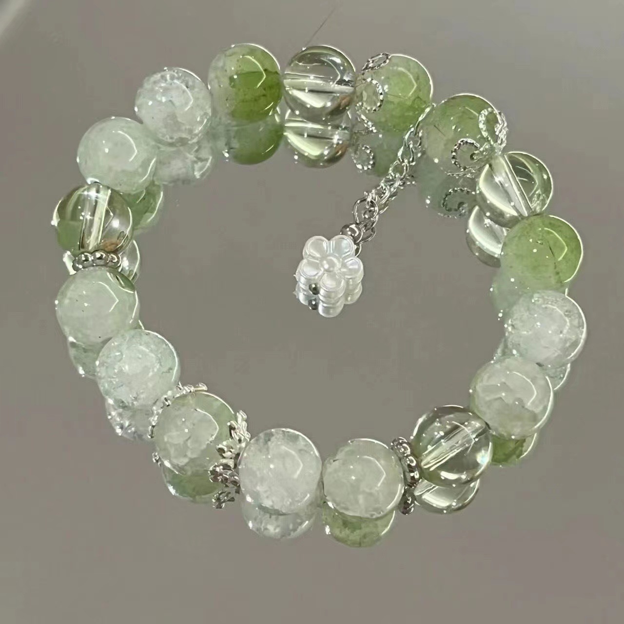 Elegant Women's Green Glass Flower Bracelet for Stylish Accessorizing - Image 4