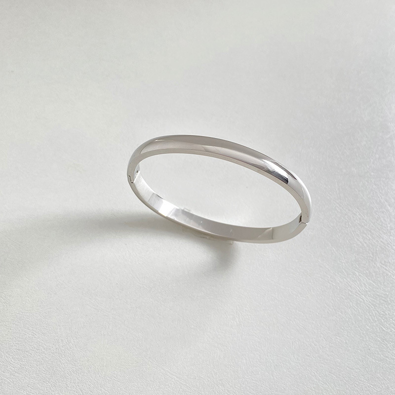 Chic Retro Minimalistic Buckle Bracelet - Elegant Gold Accessory - Image 2