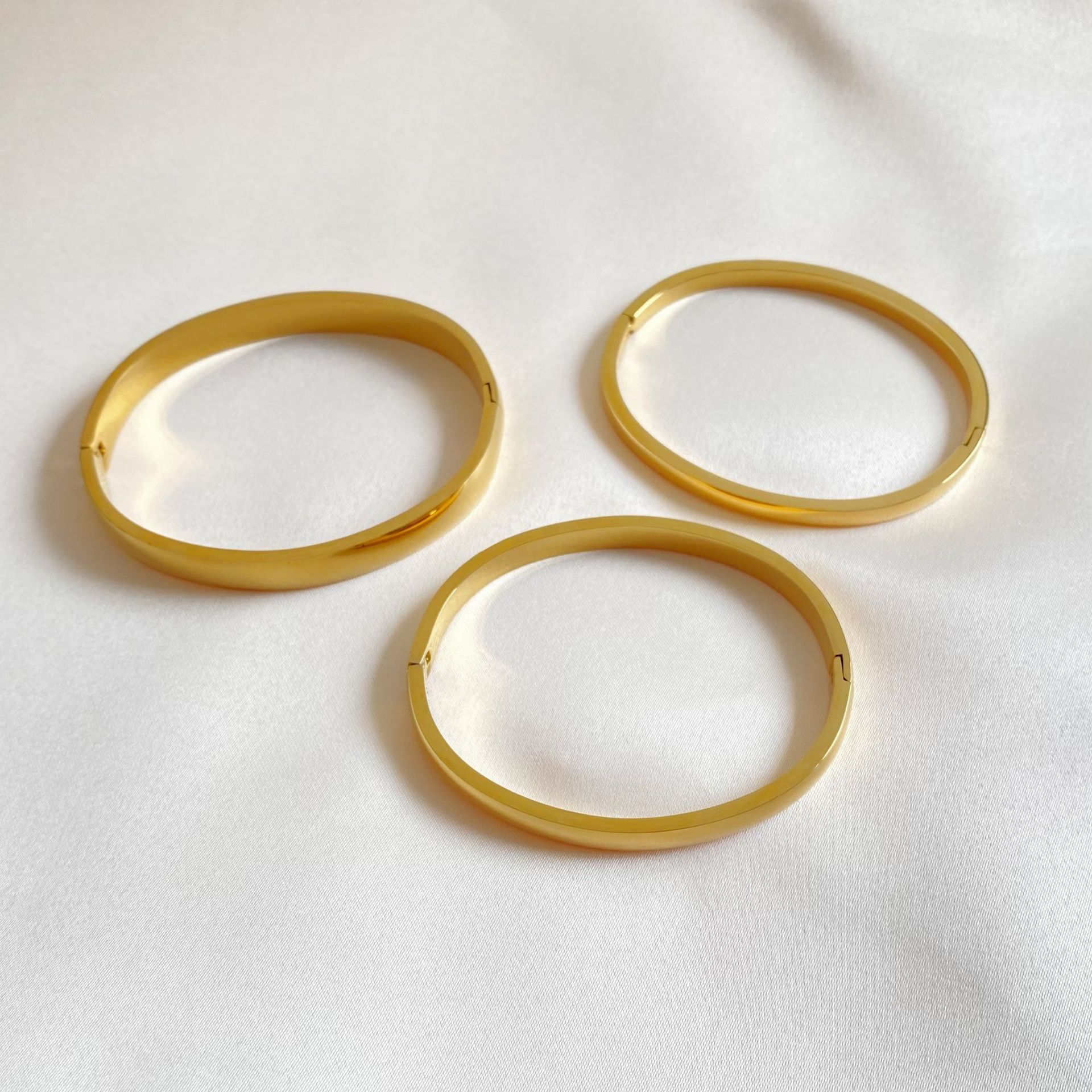 Chic Retro Minimalistic Buckle Bracelet - Elegant Gold Accessory - Image 9